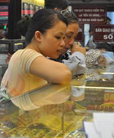 Giá vàng quay đầu giảm mạnh