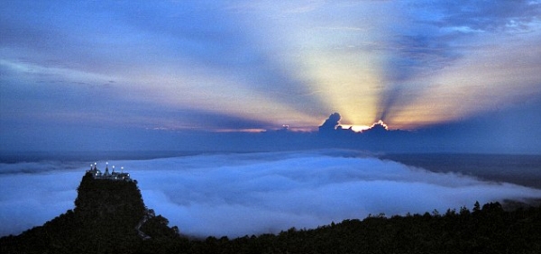 Ngôi đền núi lửa cao ngút trời mây