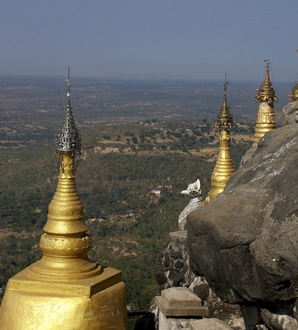 Ngôi đền núi lửa cao ngút trời mây