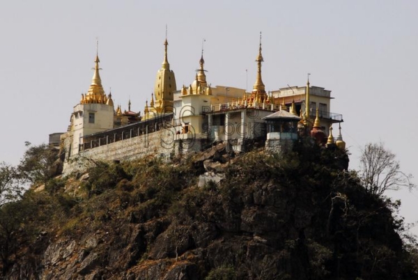 Ngôi đền núi lửa cao ngút trời mây