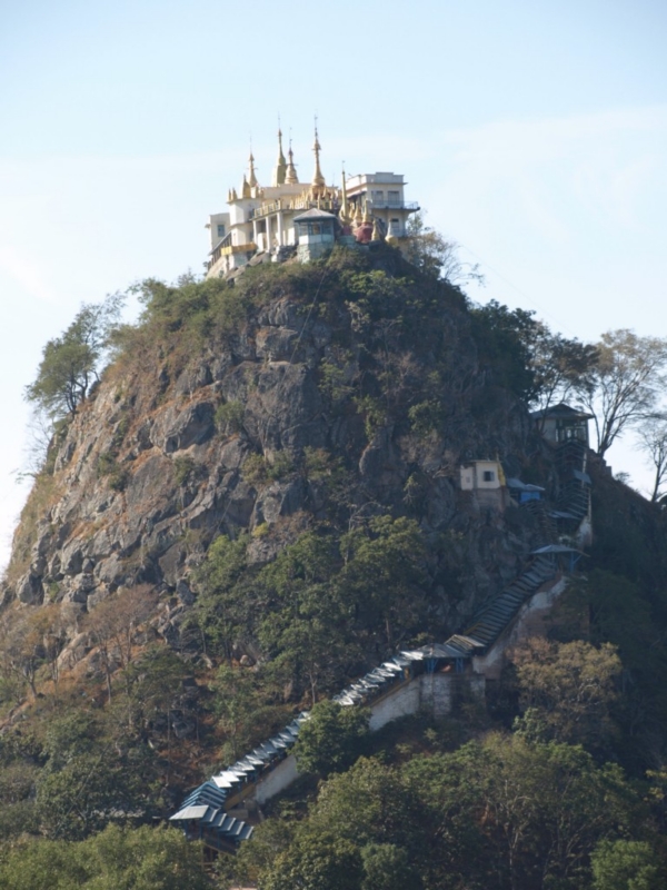 Ngôi đền núi lửa cao ngút trời mây