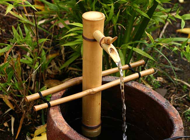 Vườn nhà yên bình với đài phun nước bằng tre