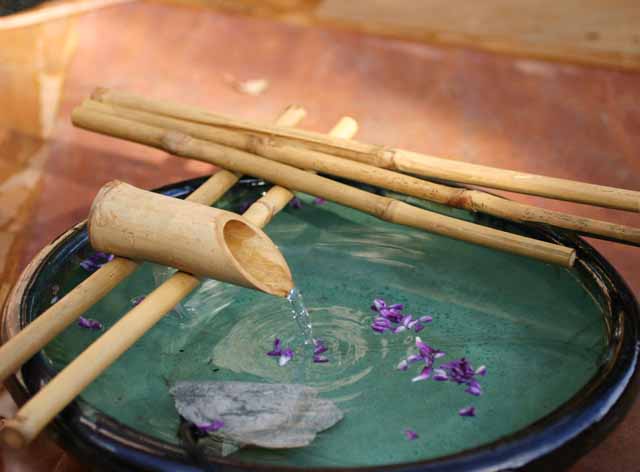 Vườn nhà yên bình với đài phun nước bằng tre