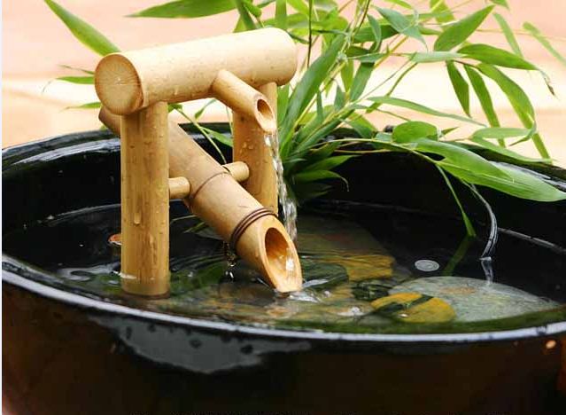 Vườn nhà yên bình với đài phun nước bằng tre
