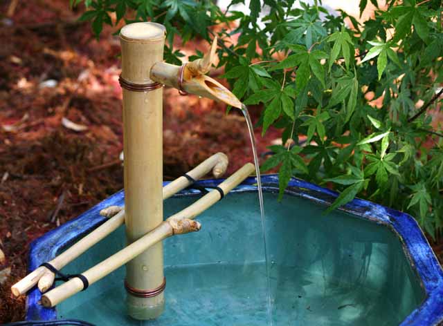 Vườn nhà yên bình với đài phun nước bằng tre