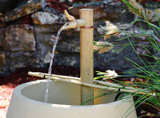 Đài phun nước bằng tre: Đài phun nước bằng tre là một loại đài phun nước gần gũi với tự nhiên, tạo ra một khối không gian tươi mới cho người đón chào trong năm