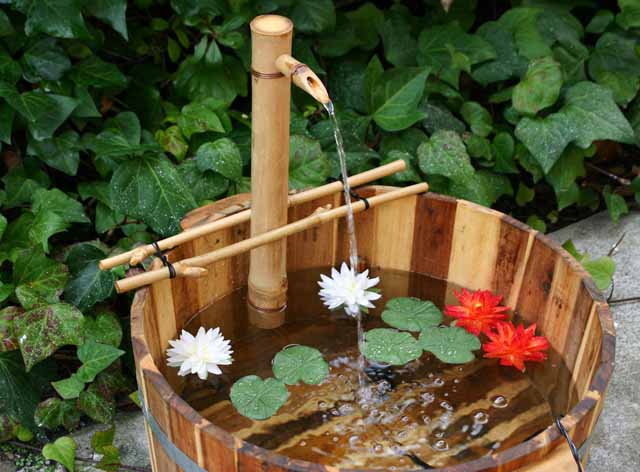 Vườn nhà yên bình với đài phun nước bằng tre