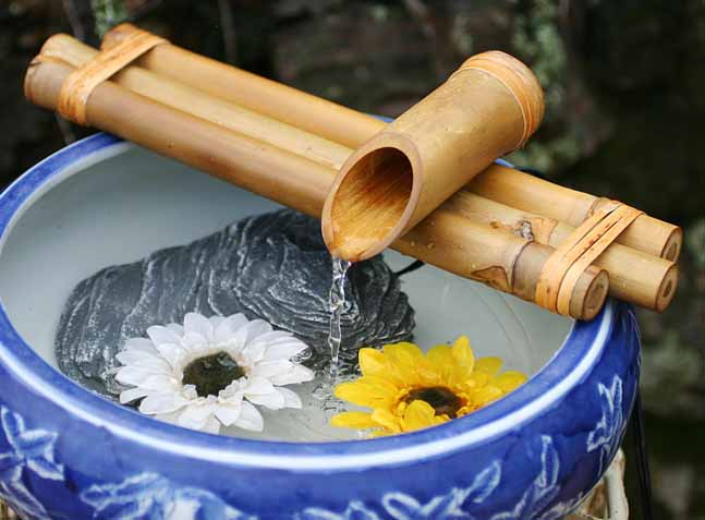 Vườn nhà yên bình với đài phun nước bằng tre