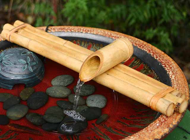 Vườn nhà yên bình với đài phun nước bằng tre