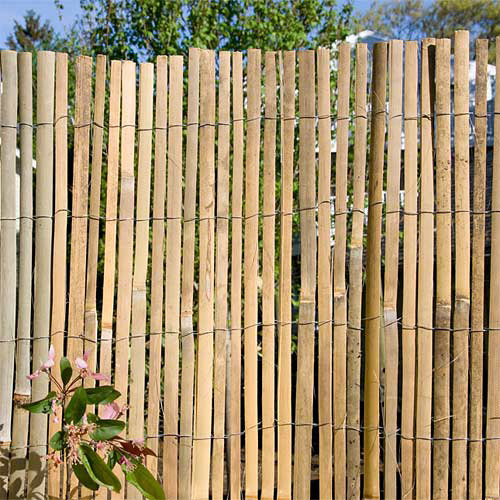 Hàng rào tre mang lại cho không gian của bạn một cảm giác tự nhiên và gần gũi với thiên nhiên. Với sự đan xen tinh tế và lắp đặt dễ dàng, hãy để hàng rào tre trở thành điểm nhấn cho ngôi nhà của bạn.