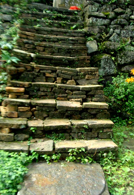 Tận thấy tháp mộ Trần Nhân Tông uy nghi trên đỉnh núi