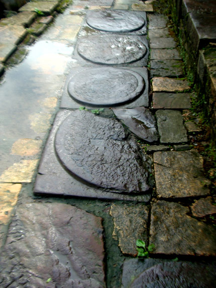 Tận thấy tháp mộ Trần Nhân Tông uy nghi trên đỉnh núi