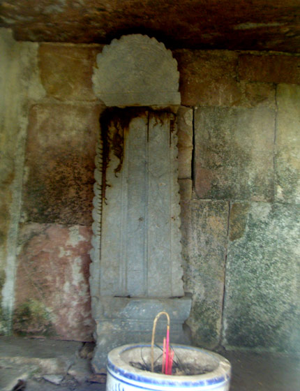 Tận thấy tháp mộ Trần Nhân Tông uy nghi trên đỉnh núi