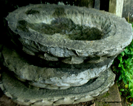 Tận thấy tháp mộ Trần Nhân Tông uy nghi trên đỉnh núi