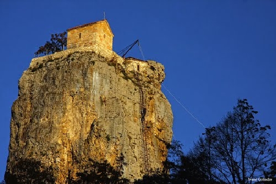 Nhà thờ vắt vẻo trên đỉnh cột đá