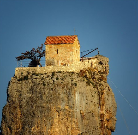 Nhà thờ vắt vẻo trên đỉnh cột đá