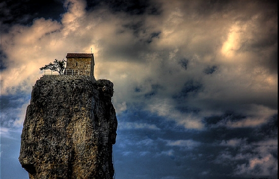 Nhà thờ vắt vẻo trên đỉnh cột đá