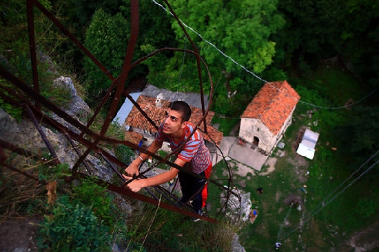 Nhà thờ vắt vẻo trên đỉnh cột đá