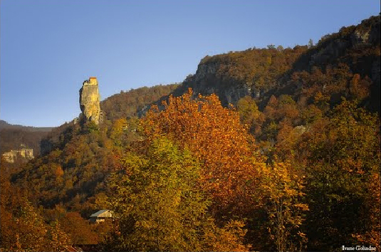 Nhà thờ vắt vẻo trên đỉnh cột đá