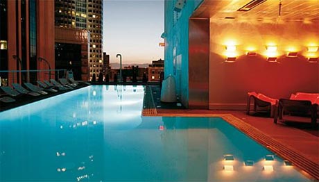 Những bể bơi khách sạn ấn tượng nhất thế giới