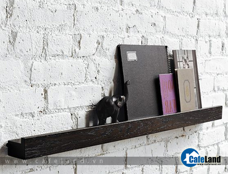 Chiếc kệ bằng gỗ công nghiệp, gồm hai thanh gắn với nhau. Chiều cao 5 cm, chiều sâu 8,5 cm