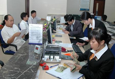 Người dân vẫn khó tiếp cận được vốn vay của ngân hàng. Ảnh: TTXVN