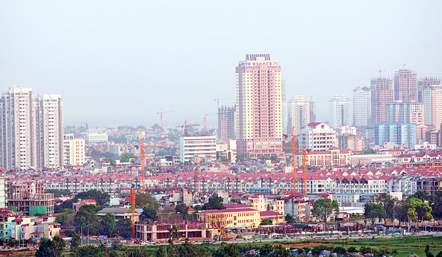 Đó là nhận định của ông Marc Townsend, Tổng giám đốc điều hành của Công ty TNHH CB Richard Ellis (CBRE) Việt Nam trong cuộc họp báo ngày 16/2 tại Hà Nội. Ông Townsend lý giải, đối với một số DN và cá nhân, 2012 là năm thị trường Việt Nam trở nên thực tế hơn. Theo nghiên cứu của CBRE, một số phân khúc thị trường đã chứng kiến sự giá giảm liên tục trong 3 năm qua và thị trường bất động sản tiếp tục gặp nhiều khó khăn, dòng tiền khan hiếm do những dòng vốn vào thị trường này bị hạn chế và người mua không còn hứng thú nữa. Đưa ra ví dụ trong năm 2011, doanh số bán một số dòng ô tô tăng mạnh so với năm 2010, ông Townsend nhận định, người tiêu dùng Việt Nam vẫn còn nắm giữ rất nhiều tiền mặt. Tuy nhiên, trước diễn biến của thị trường bất động sản như hiện nay, các nhà đầu tư đang chọn cách đứng ngoài để theo dõi tình hình. Cũng theo ông Townsend, giá vàng đang ở vùng cao kỷ lục và một khi giá vàng có dấu hiệu sụt giảm thì NĐT sẽ lại chuyển lợi nhuận từ kênh đầu tư vàng sang kênh đầu tư bất động sản. Bện cạnh đó, ông Townsend nhìn nhận, mặc dù tỷ lệ bán căn hộ thành công tại Hà Nội giảm đáng kể so với các năm trước, chỉ đạt 45% so với mức 80 - 100% khi thị trường “sốt nóng”, nhưng tỷ lệ này là hệ quả của nguồn cung dồi dào. Trên thực tế, con số tuyệt đối của căn hộ được giao dịch trên thị trường không thấp hơn mức trung bình của các năm trước đó và điều này cho thấy vẫn tồn tại sức cầu tiềm năng. “Cũng tương tự như doanh số bán dòng ô tô phổ thông, chúng tôi kỳ vọng các phân khúc nhà ở có mức giá phải chăng, hướng đến lớp trung lưu sẽ sôi động nhất”, ông Townsend nhấn mạnh. Một số phân khúc thị trường đã chứng kiến sự giá giảm liên tục trong 3 năm qua Theo ông Townsend, mức giá nhà ở tại Hà Nội sẽ chững lại và đi ngang, tương đồng với xu hướng tại TP. HCM trong vài năm trở lại đây. Điều này càng được củng cố bởi số căn hộ chung cư còn tồn đọng tại Hà Nội đến nay vào khoảng 16.000 căn, trong khi số căn hộ dự kiến chào bán mới trong năm 2012 lên tới hơn 22.000 căn. Phân tích về nguồn cung của thị trường bất động sản Hà Nội trong năm 2012, ông Townsend cho rằng, phần lớn các mảng thị trường đều có nguồn cung mới đến từ khu vực phía Tây. Ví dụ như thị trường văn phòng đã đón nhận 128.000 m2 diện tích mới từ khu vực phía Tây trong năm 2011, khiến tỷ lệ trống tăng lên kỷ lục 48% tại khu vực này và 27% trên toàn thị trường. Để lấp đầy diện tích này và khoảng diện tích 200.000 m2 tiếp tục bổ sung trong năm 2012 từ khu vực phía Tây, giá thuê văn phòng dự báo sẽ giảm hơn nữa để thuyết phục khách hàng thay đổi và mở rộng văn phòng. Tương tự như vậy, ông Townsend cũng dự đoán tỷ lệ trống ở các dự án khách sạn và căn hộ dịch vụ cho thuê ở khu vực phía Tây sẽ tăng, do nguồn cung lớn bổ sung trong năm 2012. Về mảng thị trường mặt bằng bán lẻ, ông Townsend lưu ý rằng, các trung tâm thương mại tại Hà Nội sẽ ngày càng có sự phân hóa về vị trí. Các trung tâm thương mại tại các vị trí ngoài trung tâm, đặc biệt là những dự án mới sẽ phải cạnh tranh mạnh mẽ hơn để giành khách thuê. Nguồn cung lớn tiếp tục bổ sung trong năm 2012 có nguy cơ làm tăng diện tích trống. Đặc biệt, ông Townsend đưa ra nhận định, 12 tháng vừa qua, thị trường đã chứng kiến hoạt động M&A gia tăng tại Việt Nam. Những giao dịch này sẽ mở đường cho nhiều hoạt động M&A hơn nữa trong vài năm tới. Thêm vào đó, lần đầu tiên trên thị trường xuất hiện các thương vụ mua bán tài sản do chủ đầu tư gặp khó khăn về thanh khoản. “Với những ai đã bỏ tiền đầu tư thì mức giá hiện nay được coi là thấp, còn đối với những NĐT muốn gia nhập thị trường thì đây lại là cơ hội để mua tại mức giá thực”, ông Townsend nói