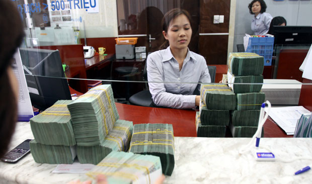 Hạ lãi suất vay: Bất động sản vẫn “hẹp cửa”