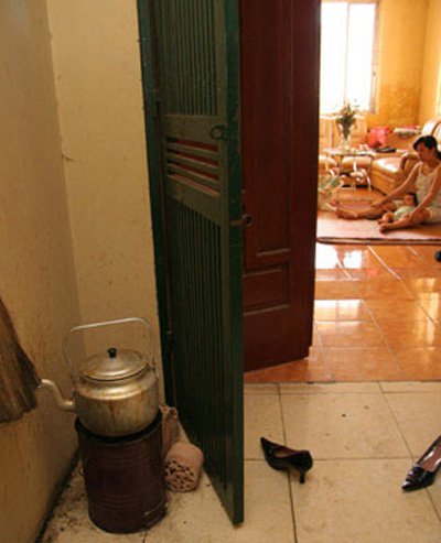 Chung cư: Gà gáy le te, bếp than nghi ngút 