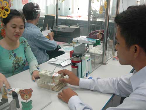 Cẩn trọng khi vay ngoại tệ