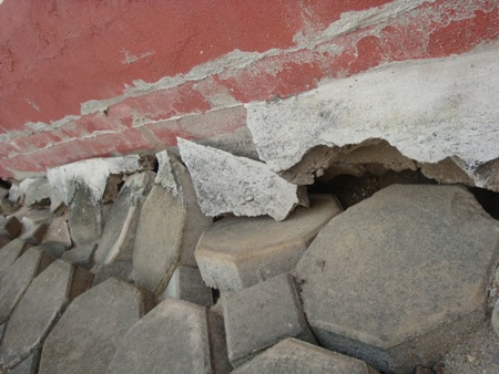 Dân sống ở nhà tái định cư bị