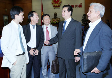 Hạ lãi suất, giảm thuế để cứu doanh nghiệp