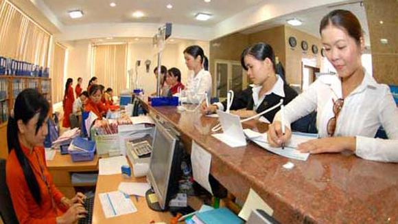 Hạ trần lãi suất huy động về 12%: Ai được lợi?