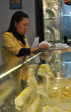 Giá vàng tiến sát 44 triệu đồng