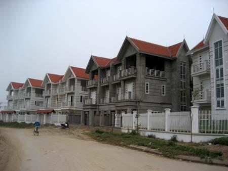 Thị trường bất động sản: Cần một “bước lùi” về giá