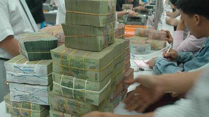 Lãi suất xuống 12%: kẻ mong người lo