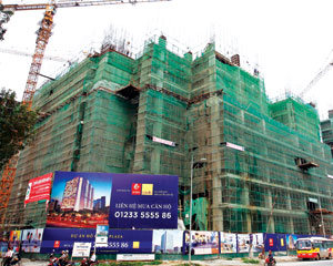 Hồ Gươm Plaza, dự án văn phòng - nhà ở - trung tâm thương mại vừa mở bán đầu tháng 4/2012 tại Hà Nội có mức giá khởi điểm 19,6 triệu đồng/m2 đã khiến giới đầu tư khá ngỡ ngàng. Dự án đã đổ mái tầng 10, có vị trí khá đắc địa khi một mặt giáp với đường Trần Phú (quận Hà Đông), còn mặt kia giáp trục đường chính rộng 36 m, nối Khu đô thị Mỗ Lao với đường Lê Văn Lương kéo dài. Trước khi dự án mở bán chính thức, giới đầu cơ đã từng giao dịch với nhau các suất “ngoại giao” tại Hồ Gươm Plaza với mức giá 23 – 24 triệu đồng/m2, giảm 10 - 15% so với mức giá dự kiến ban đầu. Theo thông tin tổng quan thị trường bất động sản Hà Nội do Công ty TNHH CBRE Việt Nam đưa ra ngày 11/4, quý I/2012, thị trường chung cư chứng kiến hoạt động chào bán dè dặt từ các chủ đầu tư. Trong quý I/2012, nguồn cung chào bán mới khá hạn chế, chỉ với 1.100 căn (so với 25.000 căn của cả năm 2011). Không chỉ người mua, mà ngay cả người bán (chủ đầu tư) cũng dừng lại chờ đợi và quan sát diễn biến của thị trường. Dự án mới chủ yếu đến từ các quận thu hút người mua để ở với mức thu nhập trung bình, như Hoàng Mai, Long Biên, Từ Liêm và Cầu Giấy. Theo CBRE Việt Nam, trên thị trường sơ cấp, chủ đầu tư tiếp tục giảm mức giá chào bán. 53% số căn hộ chào bán mới có giá dưới 22 triệu đồng/m2 (dưới 1.000 USD/m2), một hiện tượng ít gặp kể từ cơn sốt nhà đất năm 2007. Các vị trí hấp dẫn, như Mỹ Đình, Định Công và Cầu Giấy có giá chào bán tốt quanh mức 1.000 USD/m2. Điều này sẽ khiến dự án có vị trí kém thuận lợi hơn phải nỗ lực nhiều để thu hút khách mua. Trên thị trường thứ cấp, từ quý II/2011 đến nay, giá chào bán căn hộ ở Hà Nội tiếp tục xu hướng giảm. Hiện tại, giá căn hộ trong bán kính 5 – 7 km so với trung tâm Hoàn Kiếm, gần bằng mức giá trong bán kính 10 km tại thời điểm năm 2010. Điều này bất lợi với chủ đầu tư, nhưng giúp người mua tiến gần hơn vào khu vực trung tâm, dù ngân sách không đổi. Ông Richard Leech, Giám đốc điều hành CBRE Việt Nam cho biết, năm 2012, dự kiến, nguồn cung chào bán mới là khoảng 20.000 căn hộ, song nguồn cung thực tế có thể điều chỉnh giảm đáng kể nếu tình hình thị trường ảm đạm tiếp tục kéo dài. Nền kinh tế có dấu hiệu hồi phục, lãi suất cho vay và tỷ trọng tín dụng bất động sản được Ngân hàng Nhà nước mở cửa trở lại có thể làm cho xu hướng giảm giá thứ cấp sẽ chậm dần. Tuy nhiên, việc khách hàng ngày càng thiếu tin tưởng vào khả năng hoàn thành dự án của chủ đầu tư, khiến tiến độ xây dựng và chất lượng xây dựng dự án là một trong những nhân tố quyết định hàng đầu thu hút khách mua. “Trong quý này, nhiều dự án chậm hoặc ngừng xây dựng dù đã bán hết hàng, trong khi nhiều dự án khác đảm bảo tiến độ tốt dù tốc độ bán hàng chậm. Điều này làm nổi bật vấn đề liên quan tới đạo đức kinh doanh và chữ tín của chủ đầu tư. Nhiều người mua có được bài học, song với giá khá đắt”, ông Richard Leech hóm hỉnh bình luận! Về nhu cầu nhà ở, theo CBRE Việt Nam, nhóm người mua để ở tiềm năng nhất chính là gia đình trẻ hoặc những người độc thân thành đạt, mong muốn không gian sống riêng biệt. Thị hiếu và ngân sách của nhóm này cần được nghiên cứu kỹ, nhằm đưa ra những sản phẩm phù hợp. Tại thời điểm này, người mua tiếp tục có tâm lý chờ đợi do lo ngại giá còn có thể giảm nữa. Khách hàng chỉ dành sự quan tâm cho những dự án của các chủ đầu tư có uy tín, có khả năng thực hiện đúng cam kết về tiến độ và chất lượng. Hiện ở Hà Nội có nhiều dự án có thương hiệu và chất lượng tốt đã hoàn thiện và đi vào sử dụng, nhưng tỷ lệ trống vẫn còn khá cao. Thực tế này cho thấy, nhu cầu đối với nhà ở thực sự còn cần được kiểm chứng. Trong khi đó, mặc dù trần lãi suất huy động đã được giảm xuống 12%/năm kể từ ngày 11/4, thị trường địa ốc vẫn chưa thấy nhìn thấy tác động của việc cắt giảm lãi suất của Ngân hàng Nhà nước đến giá cả và khả năng thanh khoản của thị trường.