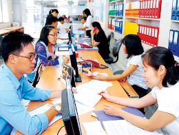 Quy định mới được ban hành theo Thông tư số 16/2011/TT-BTNMT của Bộ Tài nguyên và Môi trường. Theo đó, thời gian giải quyết các thủ tục cấp Giấy chứng nhận quyền sử dụng đất, quyền sở hữu nhà ở và tài sản khác gắn liền với đất của hộ gia đình, cá nhân, cộng đồng dân cư, người Việt Nam định cư ở nước ngoài còn không quá 33 ngày làm việc. Cụ thể, thời gian thực hiện tại UBND cấp xã không quá 10 ngày, tại Văn phòng đăng ký quyền sử dụng đất không qua 15 ngày, tại cơ quan quản lý nhà nước về nhà ở, xây dựng không quá 5 ngày và thời gian ký Giấy chứng nhận của UBND cấp huyện là không quá 3 ngày. Trường hợp trích đo địa chính thửa đất khi thực hiện thủ tục cấp Giấy chứng nhận hoặc đăng ký biến động đất đai ở nơi không có bản đồ địa chính hoặc do tách thửa, hợp thửa, chỉnh lý biến động ranh giới thửa đất thì thời gian thực hiện trích đo địa chính là không quá 7 ngày làm việc. Đối với vùng sâu, vùng xa và trường hợp phải trích đo địa chính nhiều thửa đất thì thời gian thực hiện là không quá 10 ngày làm việc.