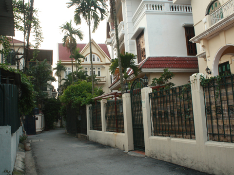 Nhà cho Tây thuê vắng khách