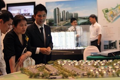 Tít mù vòng quay thông tin BĐS