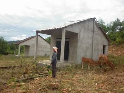 Dự án hàng chục tỷ đồng tái định cư núi đầu Voi: Nhà cho dân thành nhà cho bò?!