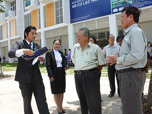 Nhà đất giảm giá để hút khách