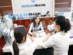 Cần khai thông dòng vốn chảy vào BĐS Phó tổng giám đốc một NHTM cho rằng, việc hạn chế vốn đầu tư vào BĐS trong thời gian trước nhằm tránh rủi ro bong bóng BĐS và đạt các mục tiêu kinh tế vĩ mô như kiềm chế lạm phát, ổn định tăng trưởng… Nhưng sâu xa hơn, đó là vai trò của Chính phủ trong việc điều hành kinh tế vĩ mô nhằm giảm thiểu việc mất cân đối của nền kinh tế trong lĩnh vực đầu tư, phân bổ nguồn vốn cho từng lĩnh vực, tốc độ tăng trưởng của từng lĩnh vực cần được kiểm soát chặt chẽ… Tuy nhiên, theo ông Louis Taylor, Tổng giám đốc Ngân hàng TNHH một thành viên Standard Chartered (Việt Nam), Nghị quyết 11 của Chính phủ đặt ra giới hạn tăng trưởng tín dụng cho các khoản vay đối với lĩnh vực phi sản xuất của nền kinh tế, trong đó có BĐS với mục tiêu thắt chặt tín dụng với nhóm đầu cơ BĐS. Tuy nhiên, cách áp dụng các biện pháp này vô hình trung đã loại đối tượng người mua hợp pháp và các nhà đầu tư BĐS ra khỏi nhóm được vay vốn mà sự tham gia của họ trên thị trường là chính đáng, khiến thị trường BĐS bị đình trệ. Theo báo cáo của Bộ Kế hoạch và Đầu tư, tại thời điểm tháng 11/2011, 4 lĩnh vực được NĐT tham gia nhiều nhất được xếp theo thứ tự: thứ nhất, công nghệ sản xuất; thứ hai, sản xuất và phân phối điện lực, nước, điều hòa; thứ ba, xây dựng; thứ tư, kinh doanh BĐS. Trong khi đó, vào thời điểm tháng 6/2011, lĩnh vực kinh doanh BĐS được đứng hàng thứ 2, nghĩa là BĐS đang “tụt hạng” trong thứ bậc quan tâm của NĐT. Mặc dù việc NHNN loại bỏ 4 nhóm BĐS ra khỏi lĩnh vực phi sản xuất là tín hiệu tốt với thị trường BĐS nhưng vẫn còn quá hạn chế, cần mở rộng thêm. Bởi nếu xem xét kỹ thì những đối tượng mà chính sách hướng đến là những người thu nhập thấp, đồng thời cũng là đối tượng khó phát triển, mở rộng thị trường nhiều so với nhóm có thu nhập trung bình. Do vậy, việc loại 4 nhóm BĐS ra khỏi khái niệm phi sản xuất là phù hợp trước mắt, nhưng về lâu dài thì nên tiếp tục cho dòng vốn chảy vào BĐS. Chính sách cần thực tế hơn Cũng với quan điểm cần khai thông dòng vốn cho thị trường BĐS, lãnh đạo một ngân hàng TMCP cho rằng, trong năm 2012, cần có những điều chỉnh về đối tượng, chủ đầu tư có tiềm lực, dự án có hiệu quả… bằng các chính sách khác nhau để đạt được mục tiêu kinh tế vĩ mô. “Trước tiên, cần xác định lại khái niệm thế nào là phi sản xuất. Sau đó, việc điều chỉnh tín dụng có thể căn cứ trên nhiều tiêu chí để xác định, như dự án đang triển khai, nguồn vốn tham gia đa dạng như là vốn tự có, vốn trái phiếu, vốn vay dài hạn... Ví dụ, chủ đầu tư phải có nguồn vốn tự có khoảng 40 - 50% đủ để chủ động kế hoạch phát triển dự án”, vị lãnh đạo này nói. Theo TS. Nguyễn Trí Hiếu, chuyên gia trong lĩnh vực ngân hàng, trong thời gian tới, cần phải đưa những đối tượng nhận tín dụng có thể hỗ trợ cho phát triển kinh tế - xã hội như khu công nghiệp, trường học… ra khỏi rổ phi sản xuất. Nếu Chính phủ tiếp tục duy trì khái niệm phi sản xuất và sản xuất để giới hạn mức tăng trưởng tín dụng thì cần định nghĩa và phân loại rõ lĩnh vực nào là phi sản xuất và sản xuất. Ông Nguyễn Hồng Long, Phó chủ tịch điều hành, Giám đốc Trung tâm Kinh doanh và sản phẩm cấu trúc Techcombank nhìn nhận, đánh đồng các lĩnh vực có liên quan đến BĐS là phi sản xuất là điều không hợp lý. Bên cạnh việc loại bỏ 4 nhóm BĐS ra khỏi “rổ” phi sản xuất, NHNN nên đi thêm một bước nữa là phân loại, định nghĩa rõ ràng hơn. Điều quan trọng nhất là tránh mập mờ trong văn bản chính sách để hỗ trợ các cơ quan thực thi. Còn ông Lê Đức Thọ, Phó tổng giám đốc Vietinbank nhìn nhận, trước mắt, vẫn cần hạn chế đầu cơ, găm giữ nguồn cung, tăng cầu giả tạo... gây nên thua thiệt cho chính người tiêu dùng. Còn đối với những nhu cầu chính đáng của xã hội, cần tổng kết quá trình thực hiện, sau đó đúc rút, đưa ra kết luận nhằm tiếp tục hoàn chỉnh chính sách để phù hợp với nhu cầu, điều kiện và yêu cầu thực tế của thị trường. Trong một tương quan khác, TS. Vũ Đình Ánh, chuyên gia kinh tế nêu quan điểm, khái niệm sản xuất và phi sản xuất có từ thời kinh tế kế hoạch hóa tập trung bao cấp. Khi đó, người ta chỉ quan tâm đến sản xuất tạo ra vật chất như công nghiệp, nông nghiệp, dịch vụ… còn những cái không làm ra vật chất được gọi là phi sản xuất. Do vậy, đưa một khái niệm từ thời kinh tế bao cấp ra áp vào nền kinh tế thị trường sẽ không phù hợp với thị trường. “Không cần đưa ra bất kỳ một định nghĩa nào cả mà đơn giản, Chính phủ cần hạn chế tín dụng vào lĩnh vực nào nên “chỉ mặt, điểm tên”, ông Ánh nói.