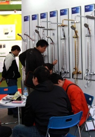 Thiết bị vệ sinh trên thị trường: Tiền nào của ấy