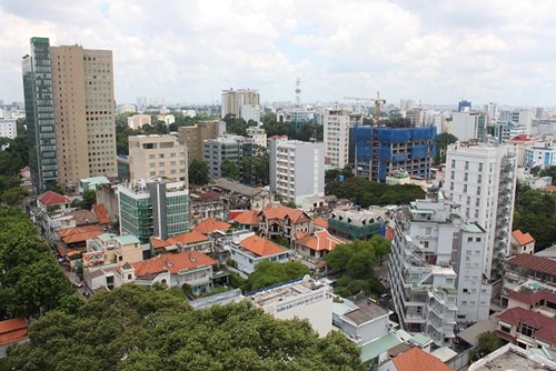 Không thể trông chờ sự “dễ dãi” của ngân hàng BĐS là một ngành đặc thù, lượng tiền đổ vào thị trường này chiếm một con số khổng lồ. Nhưng đa số đều sử dụng vốn vay nhiều hơn vốn tự có và với tỷ lệ quá lớn, thêm vào đó việc đầu tư BĐS sai phân khúc đã dẫn đến tình tràng đọng hàng, thiếu vốn để tái đầu tư. Bản thân các doanh nghiệp đầu tư, kinh doanh BĐS cũng chưa thực sự có những hành động quyết liệt hơn để khơi thông dòng vốn từ những người có nhu cầu nhà ở thực sự mà chỉ trông chờ sự