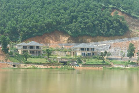 Ba Vì sau Quy hoạch Thủ đô-Bài 3: Lấp hồ, xẻ núi “trồng”… biệt thự