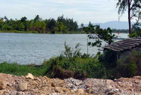 Mất tiền vì mua đất dưới… mặt sông