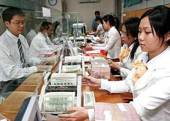 “Minh oan” ngân hàng “xé rào” lãi suất