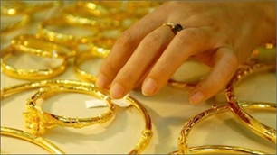 Giá vàng quanh mốc 44 triệu đồng/lượng