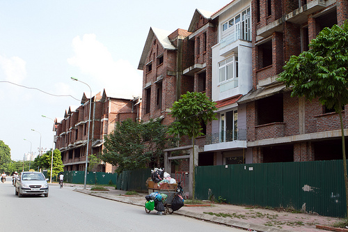 Nhà, đất phía Tây giảm khoảng 5% do nhà đầu tư “bán tháo”